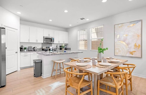 Ontario Villa | 4BR/3BA/6BEDS/Close to the airport/Quality furniture/Comfortable/Clean