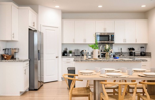 Ontario Villa | 4BR/3BA/6BEDS/Close to the airport/Quality furniture/Comfortable/Clean