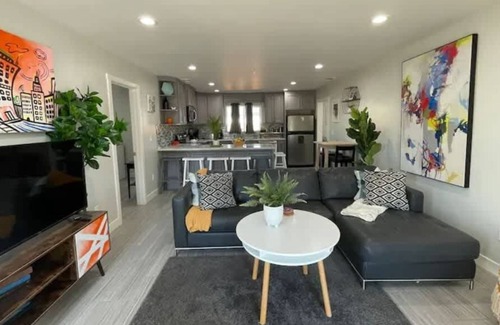 Southeastern Sacramento House | 4BR/3BA ART House + Studio near the breweries