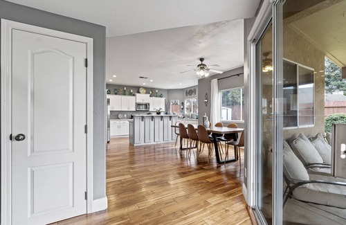 Raisin House | 4BR 3BA EVCharger! King Bed! Long StaysWelcomed