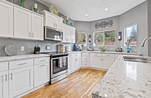 Raisin House | 4BR 3BA EVCharger! King Bed! Long StaysWelcomed