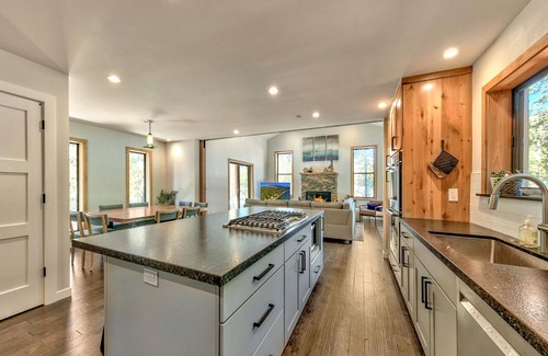 Tahoe Paradise House | 4BR-3BA Mountain Modern, Hot Tub, quiet wooded neighborhood next to river