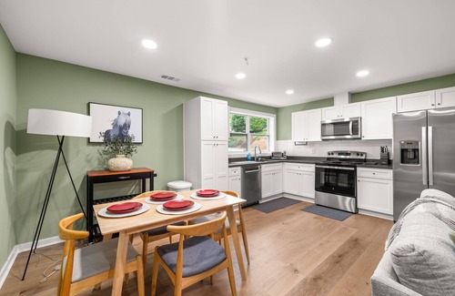 Gainesville Apartment | 4BR/3BA Newly Built, 5 min to square. Pet+, Full Kitchen, Washer/Dryer, 15+ days