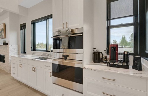 Burien House | 4BR 4BA Modern Lakefront Lodge