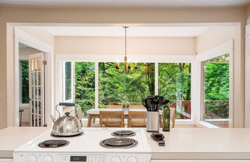 Seahurst House | 4BR 4BA The Treed Inn, Firepit Outdoor Dining and Yard