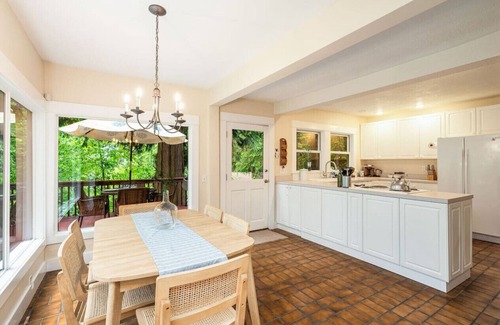 Seahurst House | 4BR 4BA The Treed Inn, Firepit Outdoor Dining and Yard