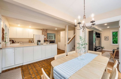 Seahurst House | 4BR 4BA The Treed Inn, Firepit Outdoor Dining and Yard