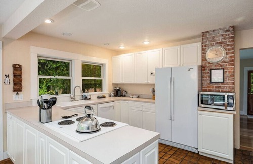 Seahurst House | 4BR 4BA The Treed Inn, Firepit Outdoor Dining and Yard