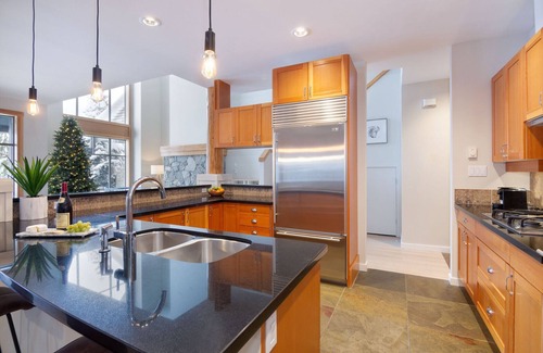 Nicklaus North Ski Chalet | 4BR/5BA on Golf Course-Private HT, Gondola Parking