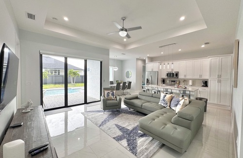 Mariner House | 4BR/5BD Luxury Heated Pool Home, Billiard Room, BBQ, Firepit, Top Location!