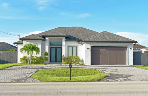 Mariner House | 4BR/5BD Luxury Heated Pool Home, Billiard Room, BBQ, Firepit, Top Location!