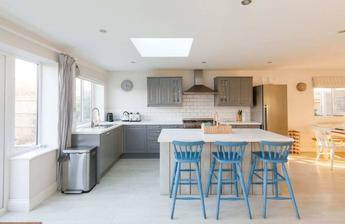 East Wittering House | 4BR Beach House sleeps 10 - 5 mins walk to the Sea