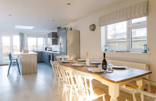 East Wittering House | 4BR Beach House sleeps 10 - 5 mins walk to the Sea