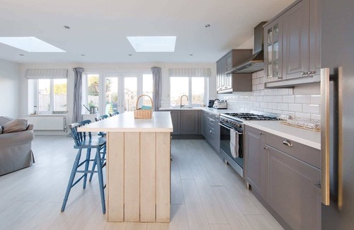 East Wittering House | 4BR Beach House sleeps 10 - 5 mins walk to the Sea