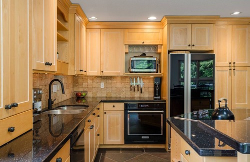 Blueberry Hill House | 4BR | Blueberry Hill Estates | Mountain View | King Bed | Fireplace | Balcony w/BBQ