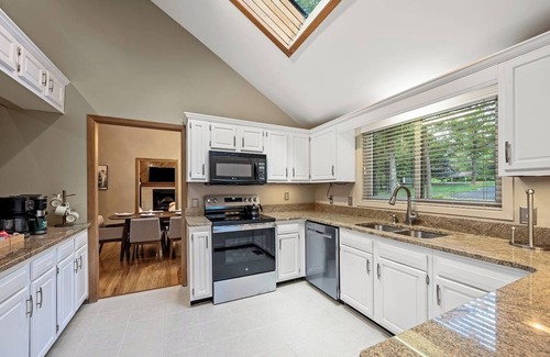The Woods Cabin | 4BR Cabin | Game Rm | Fire Pit | Hot Tub