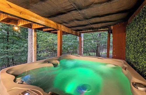 The Woods Cabin | 4BR Cabin | Game Rm | Fire Pit | Hot Tub