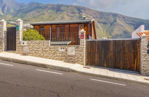 Candelaria House | 4BR Candelaria Wooden Home -Pool & Views - Parking