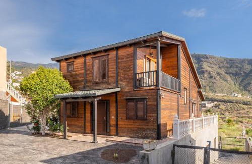 Candelaria House | 4BR Candelaria Wooden Home -Pool & Views - Parking