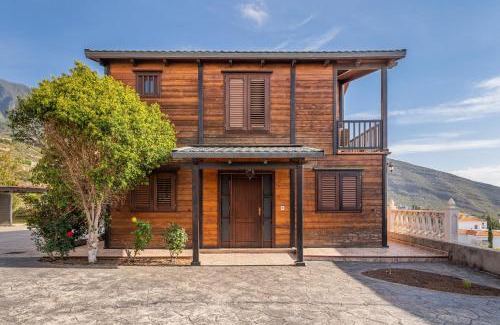 Candelaria House | 4BR Candelaria Wooden Home -Pool & Views - Parking