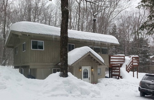 Wardsboro Ski Chalet | 4BR Chalet Between Mt. Snow & Stratton, Sleeps 10, Fireplace, Clubhouse w/ Pool
