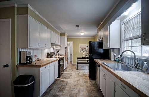 Jackson House | 4BR City Retreat w/Fire Pit, BBQ & Free Parking