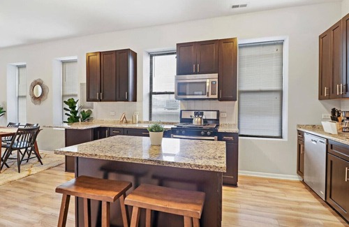 Pulaski Park Apartment | 4BR Classy & Radiant Apt in Wicker Park