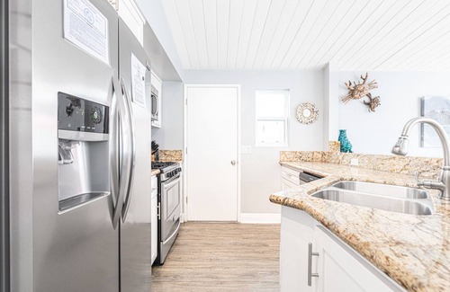Balboa Peninsula Condo | 4BR Coastal Getaway between the Bay & Beach | Sunny Patio & Balcony!