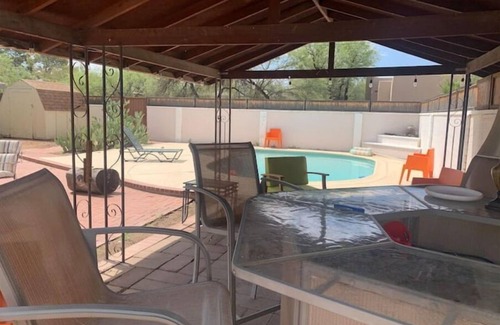 Jefferson Park House | 4BR compound with 2 houses and POOL near UA, downtown, good restaurants.