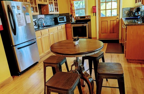 Mount Shasta House | 4BR Cottage Downtown fenced w/views