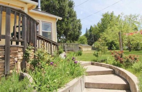 Mount Shasta House | 4BR Cottage Downtown fenced w/views