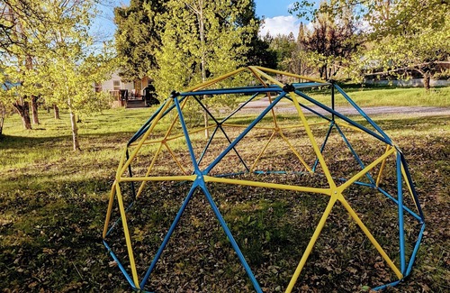 Mount Shasta House | 4BR Cottage Downtown fenced w/views