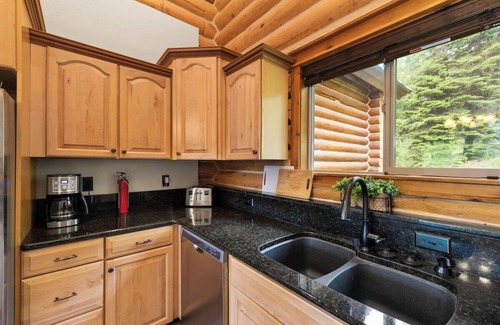 McCall Cabin | 4BR| Dog Friendly | Pool | Hot Tub | Sauna