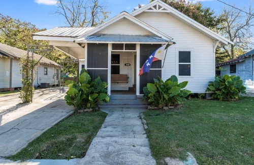 Freetown - Port Rico House | 4BR Downtown Lafayette | Garden, Parking, Walk to Arts District