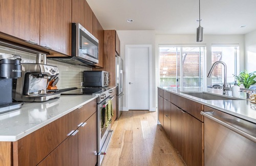 Eastlake House | 4BR Eastlake Townhouse w/Spectacular View Amazing Roofdeck