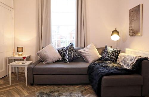 Norwich House | 4br Elegant Stay Golden Triangle Parking