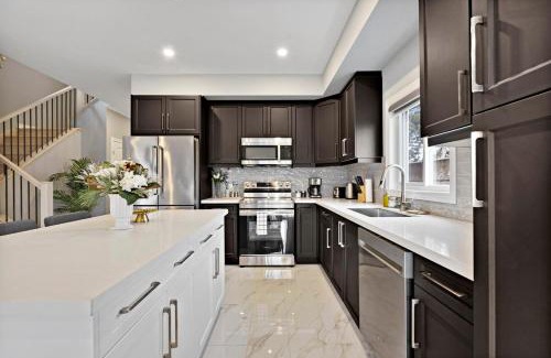 Niagara Falls House | 4BR Family Escape with BBQ and Parking Only 4 Mins to The Falls