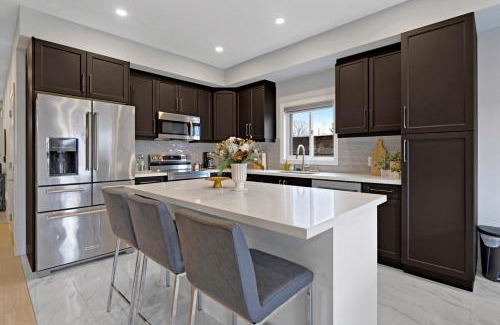 Niagara Falls House | 4BR Family Escape with BBQ and Parking Only 4 Mins to The Falls
