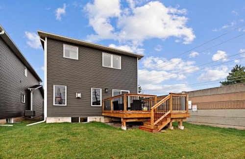 Niagara Falls House | 4BR Family Escape with BBQ and Parking Only 4 Mins to The Falls