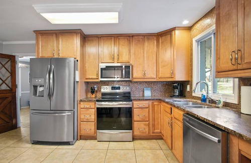 Atlanta House | 4BR Family Getaway | King Beds + Pet Friendly Yard