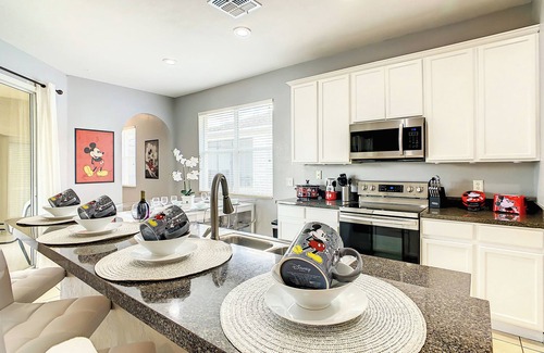 Trafalgar Village House | 4BR Family Home Pvt Pool BBQ