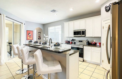 Trafalgar Village House | 4BR Family Home Pvt Pool BBQ
