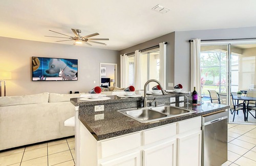 Trafalgar Village House | 4BR Family Home Pvt Pool BBQ