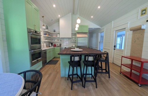 Bahama House | 4BR Farm House | Chef's Kitchen | Firepit