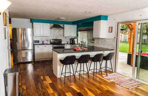 Western House | 4BR-Fun-Festive-House