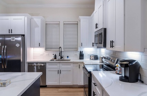 OST - South Union House | 4BR Fun House in Houston w/Hot Tub, Grills & Games and more