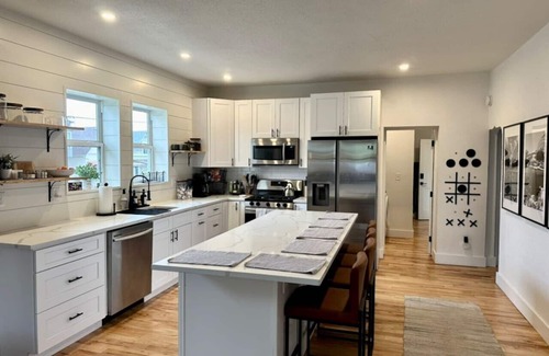 Sunnyside House | 4BR Highlands Home - Modern Style & Comfort