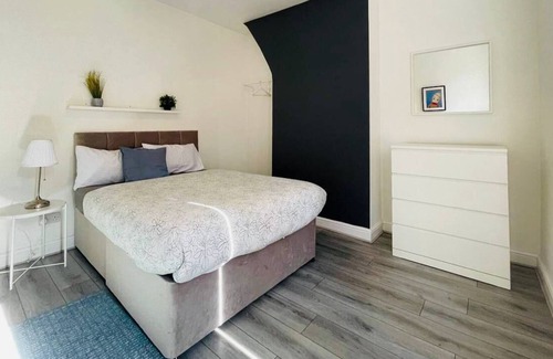 Liverpool Apartment | 4BR Home w/ On-street Parking