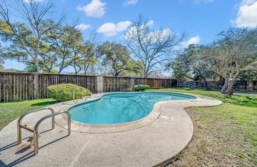 Universal City House | 4BR Home w/Pool Grill Sleeps 12 Near AFB