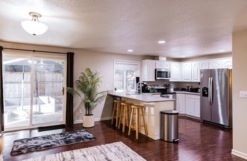 Vancouver House | 4BR-Hot tub w/Indoor fireplace+BBQ-Outdoor dining-Waterfront park+W/D-300+MBWifi